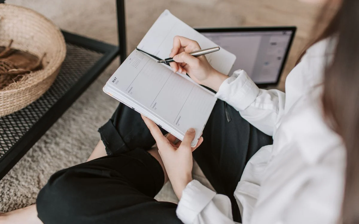 chica escribiendo en agenda
