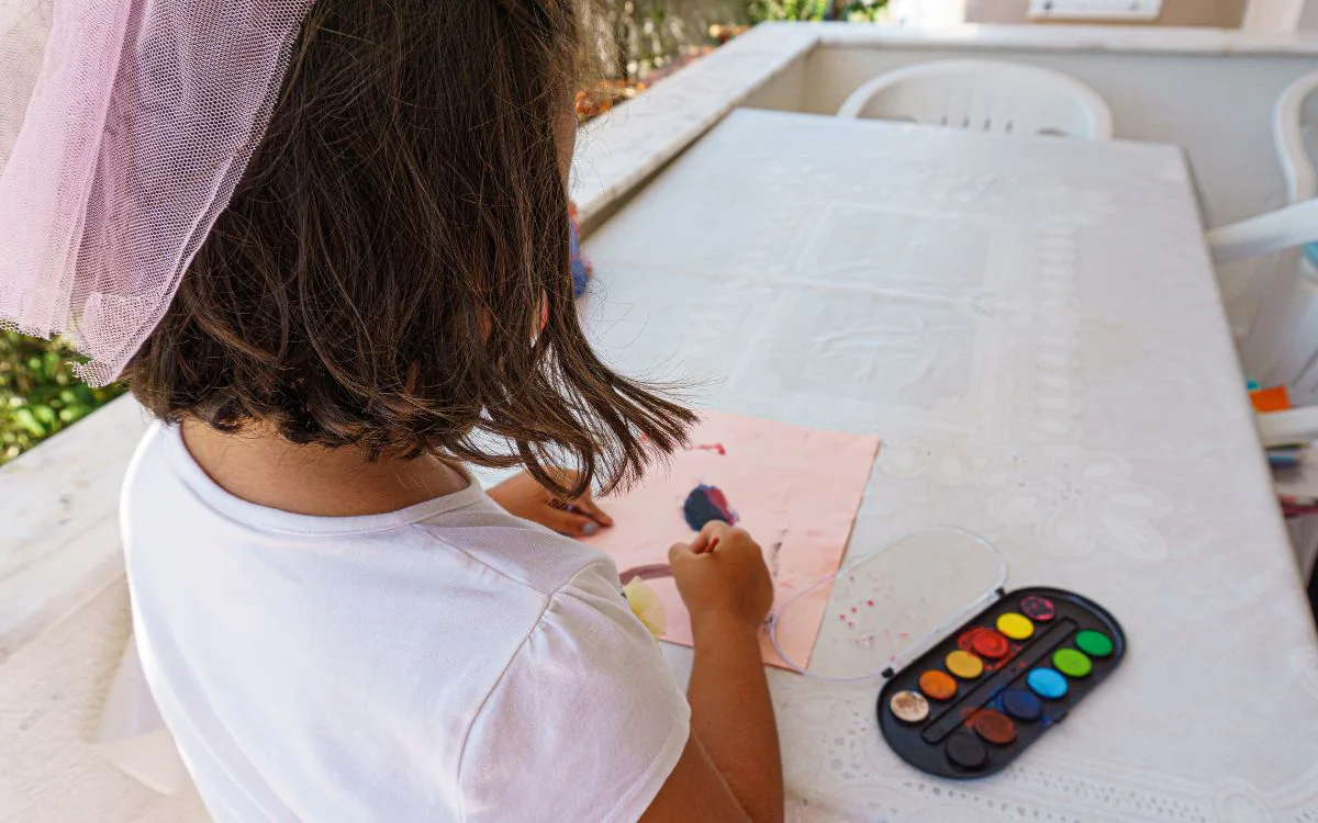 niña pintando con acuarelas