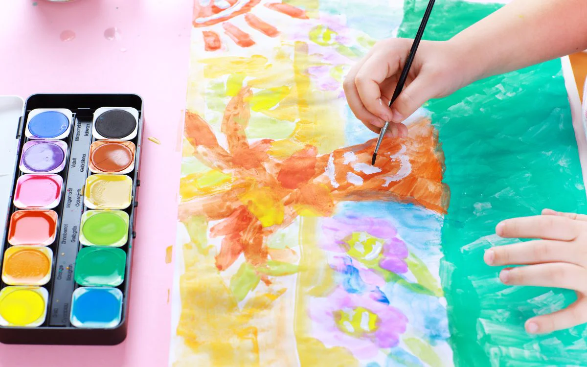 niña pintando con acuarelas