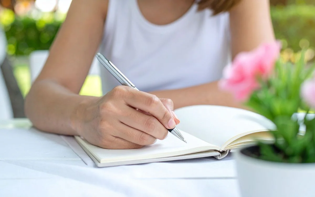 chica escribe en agenda